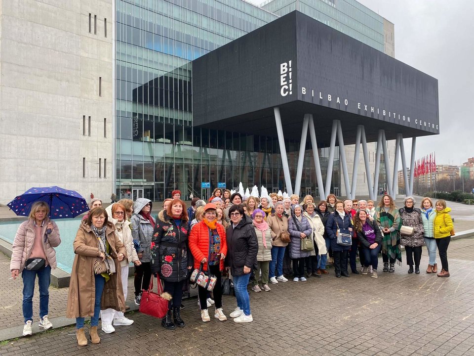 Grupo de mujeres participantes en la salida a Bilbao al Salón de Tendencias Creativas organizado por la Oficina de la Mujer de Suances