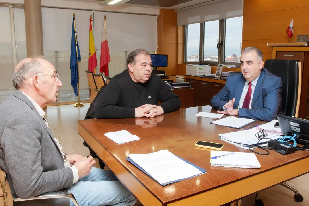 10:00 horas. Despacho del consejero de Fomento, Ordenación del Territorio y Medio Ambiente

El consejero de Fomento, Ordenación del Territorio y Medio Ambiente, Roberto Media, se reúne con los alcaldes de Pesquera, Rubén Ruiz, y de San Miguel de Aguayo, Eduardo Gutiérrez.