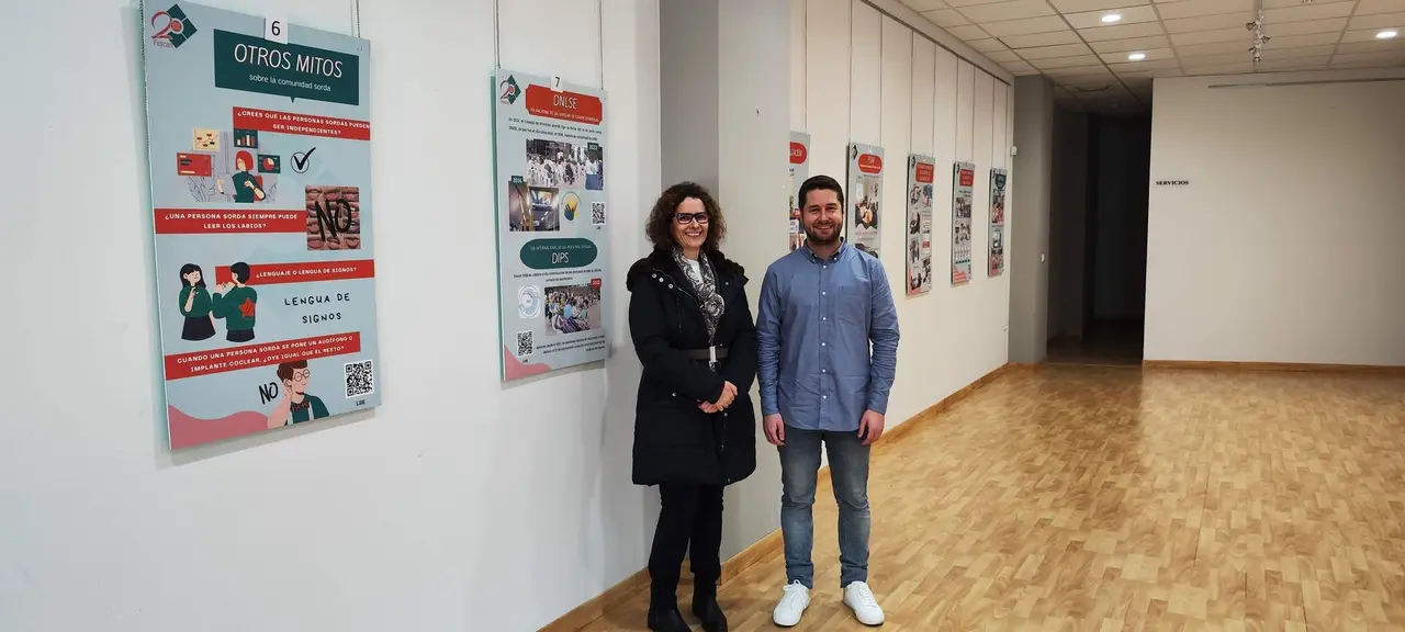 La presidenta de FESCAN, Cristina Brandariz y el concejal de Cultura de Suances, Fran Gascón en la muestra