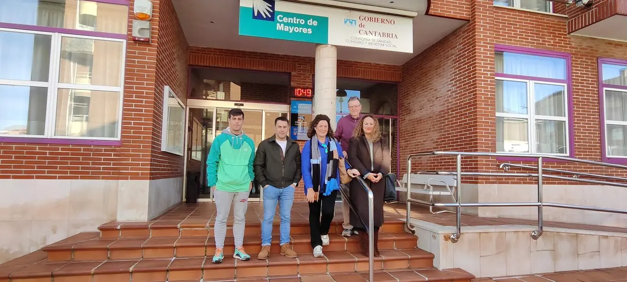 Autoridades municipales y responsables del proyecto en el Centro de Mayores de Suances