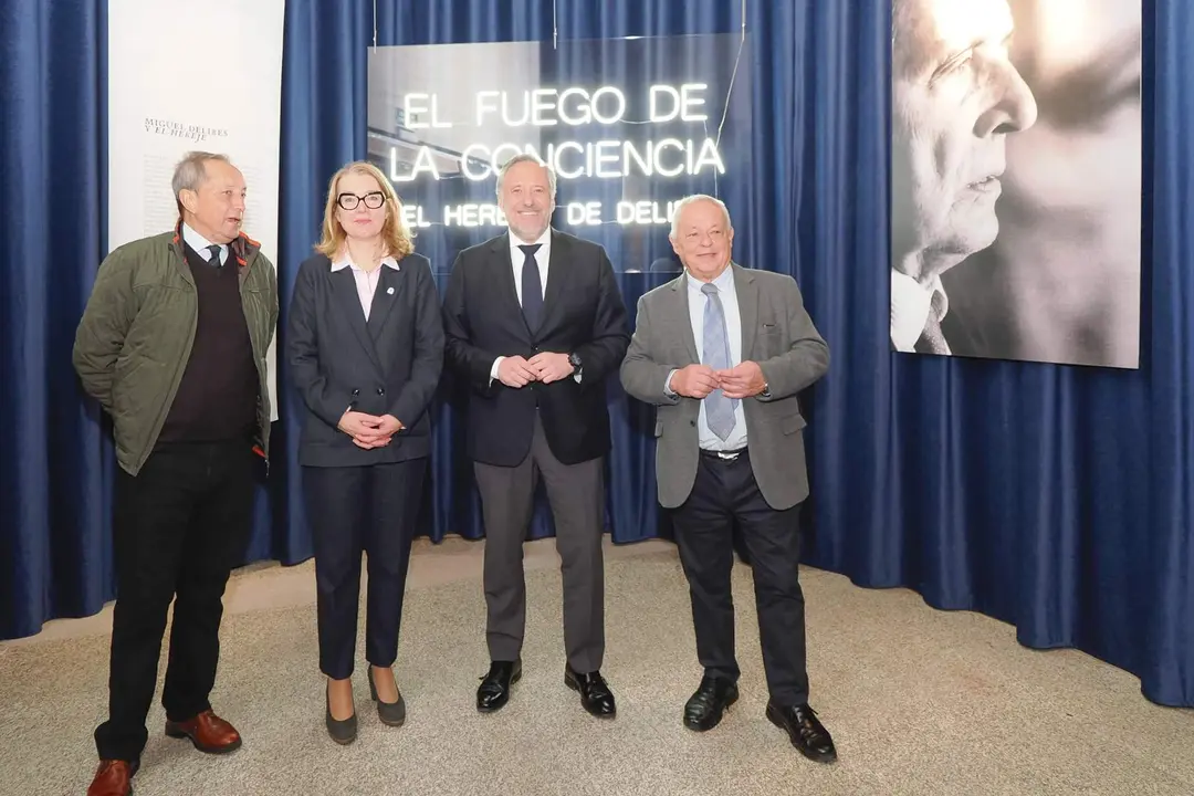 El presidente de las Cortes, Carlos Pollán, ha recibido hoy a la consejera de Cultura del Gobierno de Cantabria, Eva Guillermina Fernández. Ambos han visitado la exposición ‘El Fuego de la Conciencia’ con motivo del 25º aniversario de ‘El Hereje’ de Delibes. Les han acompañado en la visita el consejero de Cultura, Turismo y Deportes de Castilla y León, Gonzalo Santonja, y el presidente de la Fundación Miguel Delibes, Germán Delibes.