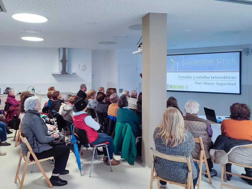 Jornada informativa de la Guardia Civil en Comillas perosnas mayores