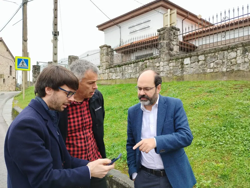 Urraca con Eduardo Trueba y Borja Sainz junto al Centro Civico Lasaga Larreta