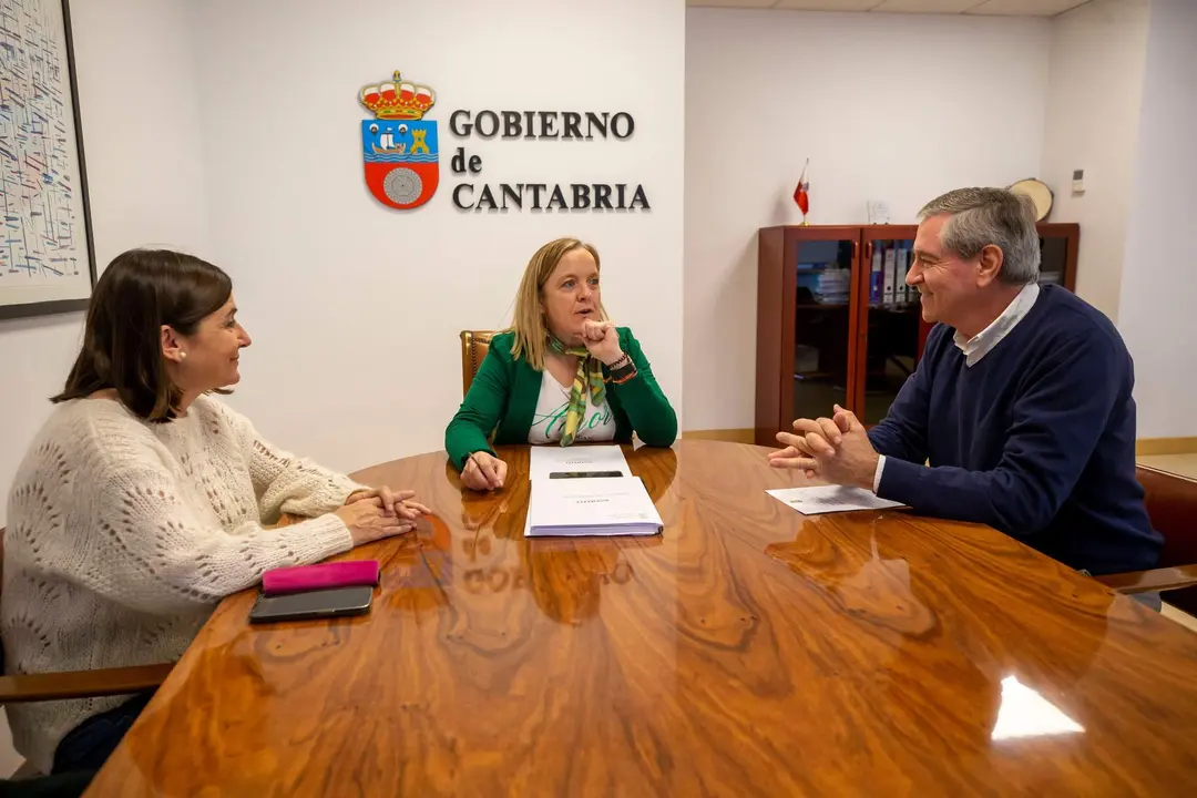 08.45.- Despacho de la consejera
La consejera de Presidencia, Justicia, Seguridad y Simplificación Administrativa, Isabel Urrutia, se reúne con el alcalde de Suances, Andrés Ruiz Moya. 
16 febrero 2024 © Miguel De la Parra