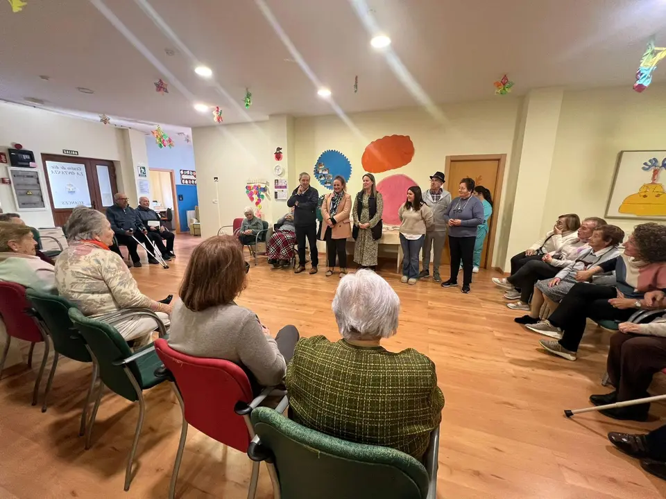 Entrega del premio del Concurso de Tarjetas navideñas al Centro de Día La Ontanía  de Suances