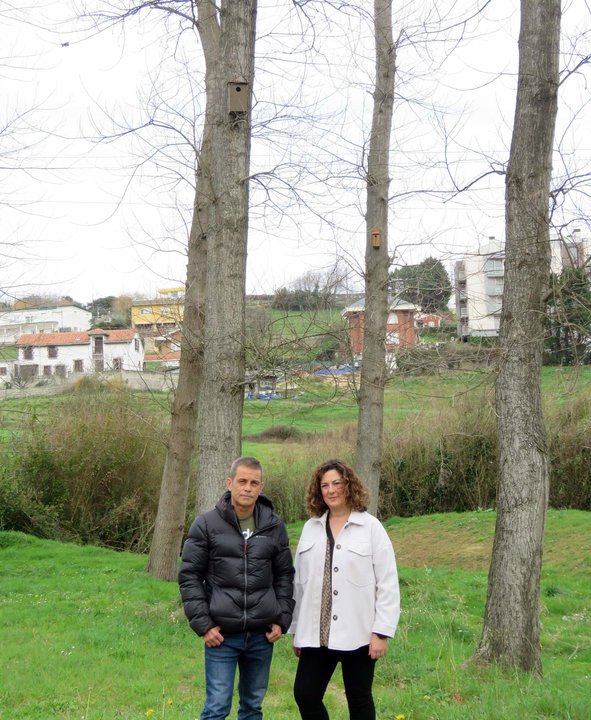 Abel Ojugas, de la Asociación Proyecto Ría San Martín y la concejala de Medio Ambiente de Suances, Ana Santiago en la zona de instalación de cajas nido en El Espadañal