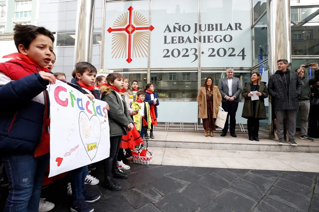 La presidenta del Gobierno de Cantabria, María José Sáenz de Buruaga, recibe a los alumnos del Colegio Castroverde que cantan las marzas solidarias. 
1 mar 24