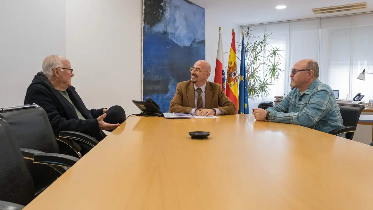 12:30.- Despacho del consejero. El consejero de Salud, César Pascual, recibe al presidente de la Asociación de Ostomizados de Cantabria, Ignacio Escobedo. 1 de marzo de 2024 © Raúl Lucio