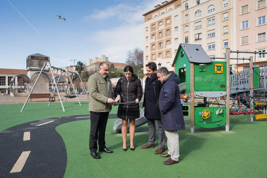 11:15 El consejero de Fomento y la alcaldesa de Santander visitan la plaza de la estación de autobuses, donde se realizará una actuación. 5 de marzo de 2024 © Raúl Lucio