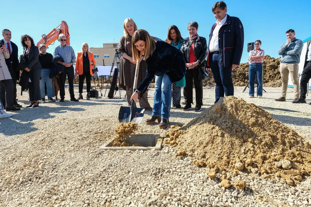 12:00 horas. Polanco. Parcela junto al polideportivo de Requejada. La presidenta del Gobierno de Cantabria, María José Sáenz de Buruaga, preside el acto de colocación de la primera piedra del Centro de Atención a la Dependencia. 13 de marzo de 2024 © Raúl Lucio