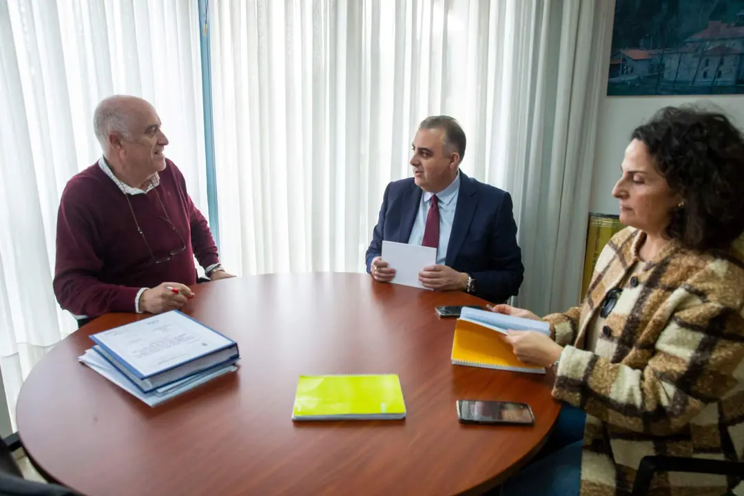 11:15 horas. Ayuntamiento de Riotuerto (en el cruce del cementerio, a la salida de La Cavada)
El consejero de Fomento, Ordenaci&oacute;n del Territorio y Medio Ambiente, Roberto Media, realiza una visita institucional al municipio. Reuni&oacute;n despacho ayuntamiento Riotuerto 14 FEBRERO 2024 &copy; Miguel De la Parra