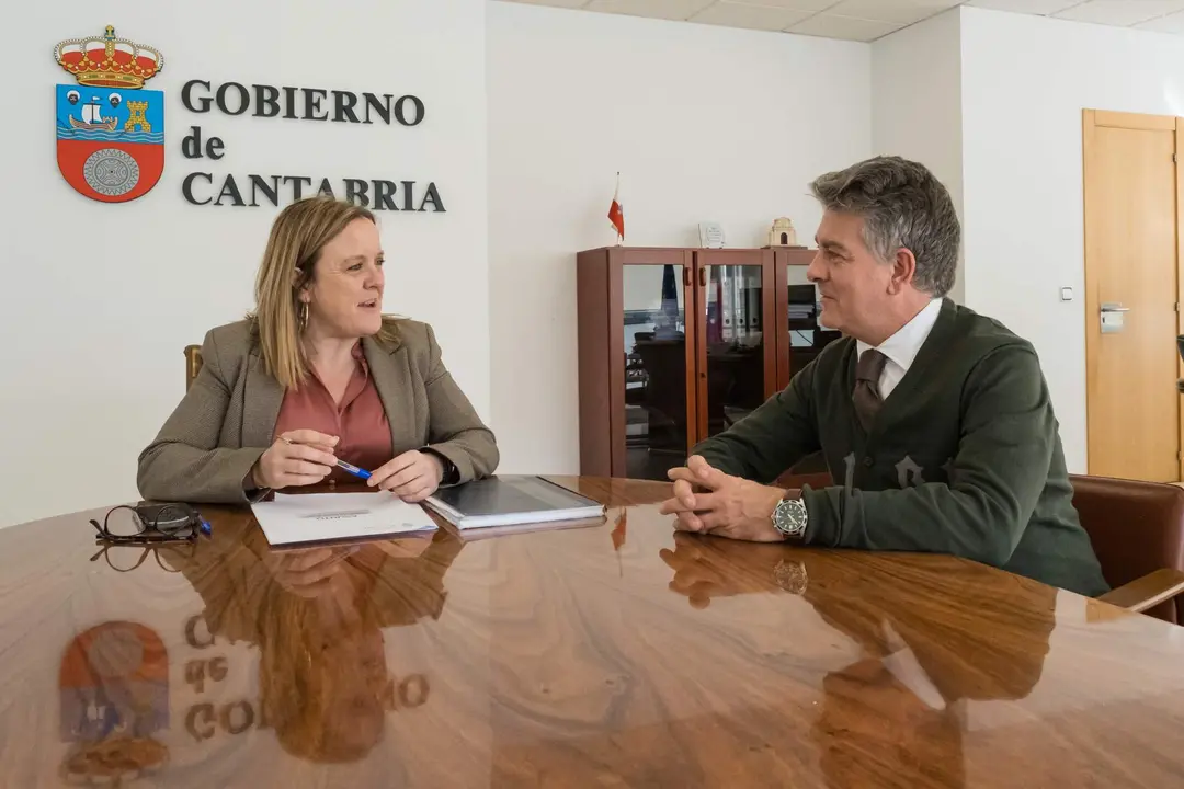 10:30.- Despacho de la consejera. La consejera de Presidencia, Justicia, Seguridad y Simplificación Administrativa, Isabel Urrutia, recibe al alcalde de Selaya, Cándido Manuel Cobo Fernández. 5 de marzo de 2024 © Raúl Lucio