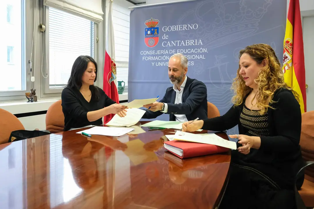 09:15 horas. Despacho del consejero de Educación, Formación Profesional y Universidades. El consejero de Educación, Formación Profesional y Universidades, Sergio Silva, firma con las organizaciones sindicales el acuerdo para la sustitución de jornada a docentes mayores de 55 años. 19 de marzo de 2024 © Raúl Lucio