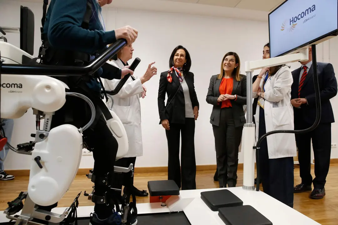 La presidenta de Cantabria, María José Sáenz de Buruaga, y la presidenta del Banco Santander, Ana Botín, visitan el exoesqueleto del área de rehabilitación de alta intensidad. 
26 mar 24