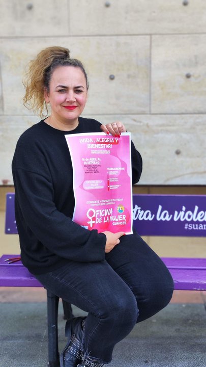 Raquel Fernández con el cartel que anuncia el cartel