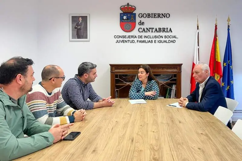 La consejera de Inclusión Social, Juventud, Familias e Igualdad, Begoña Gómez del Río, recibe al alcalde de Ribamontán al Monte.