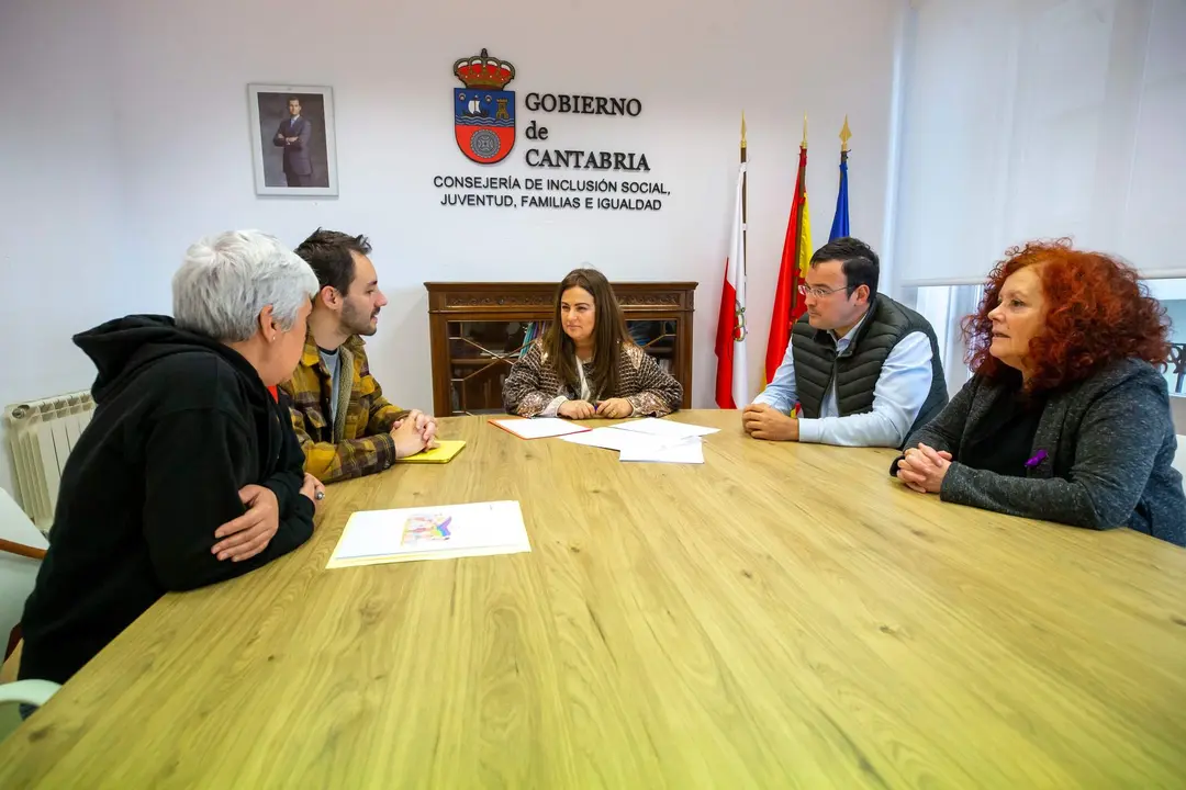 9:00.- Sala de reuniones de la Consejería 
La consejera de Inclusión Social, Juventud, Familias e Igualdad, Begoña Gómez del Río, recibe al alcalde de Ruente. 15 MARZO 2024 © Miguel De la Parra