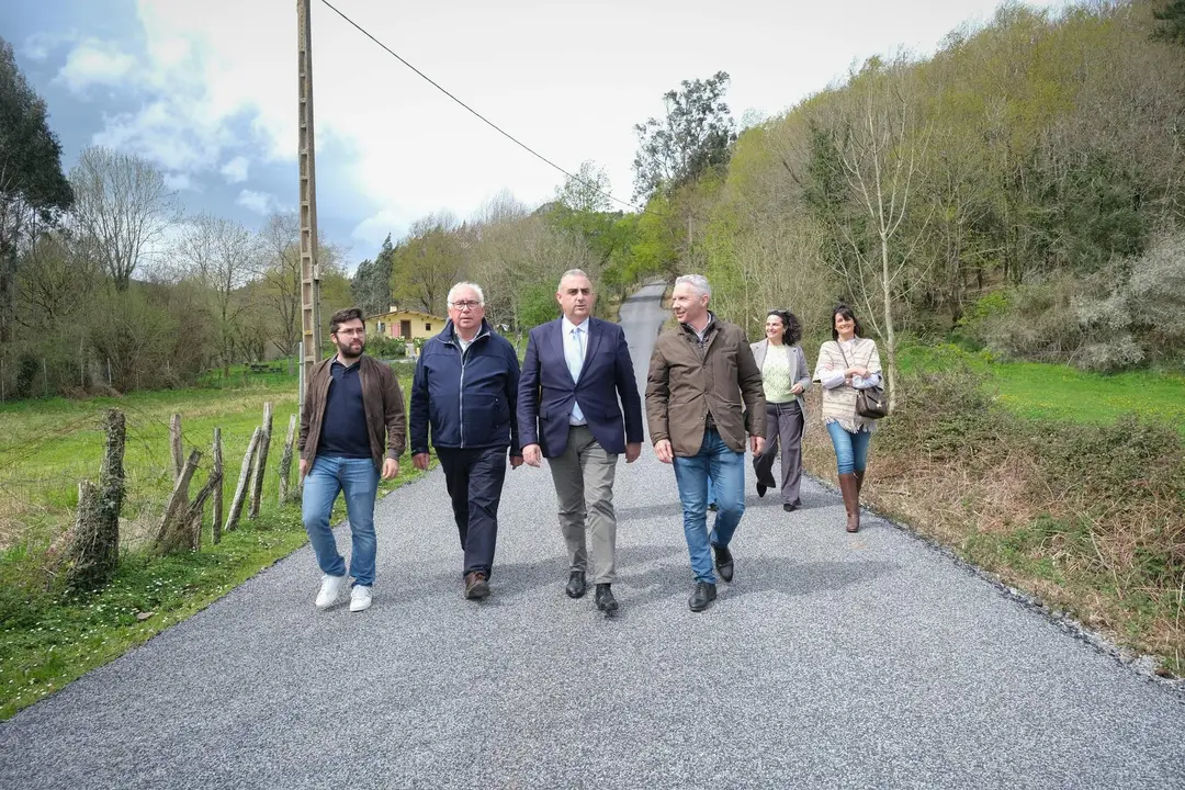 12:15 horas. Iglesia de San Juan Bautista. Agüera, Guriezo. El consejero de Fomento, Ordenación del Territorio y Medio Ambiente, Roberto Media, inaugura diversas actuaciones de conservación y mantenimiento de viales en Agüera. 2 de abril de 2024 © Raúl Lucio