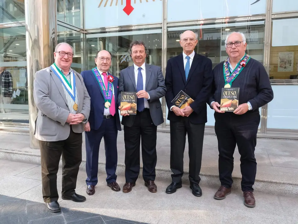 10:00 horas. Sala de Prensa del Gobierno de Cantabria. El consejero de Desarrollo Rural, Ganadería, Pesca y Alimentación, Pablo Palencia, presenta, en rueda de prensa, el libro 'Queso, corazón y vida'. 4 de abril de 2024 © Raúl Lucio