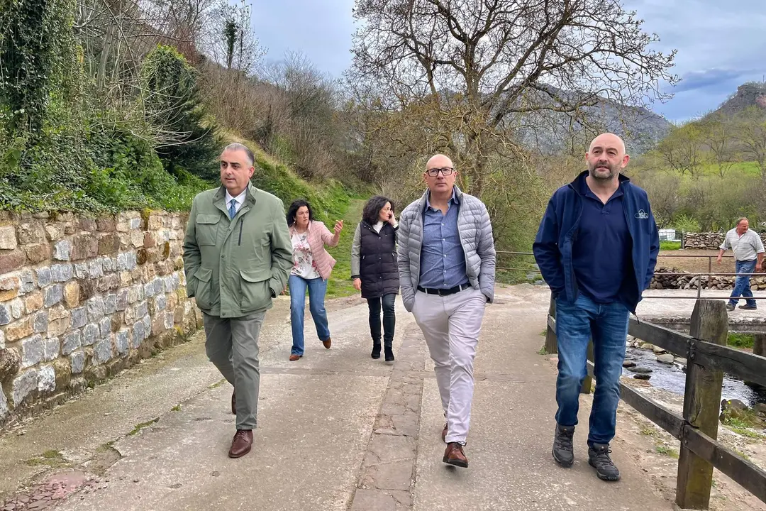 10:00 horas. Cicera, Peñarrubia. El consejero de Fomento, Ordenación del Territorio y Medio Ambiente, Roberto Media, realiza una visita institucional al municipio.