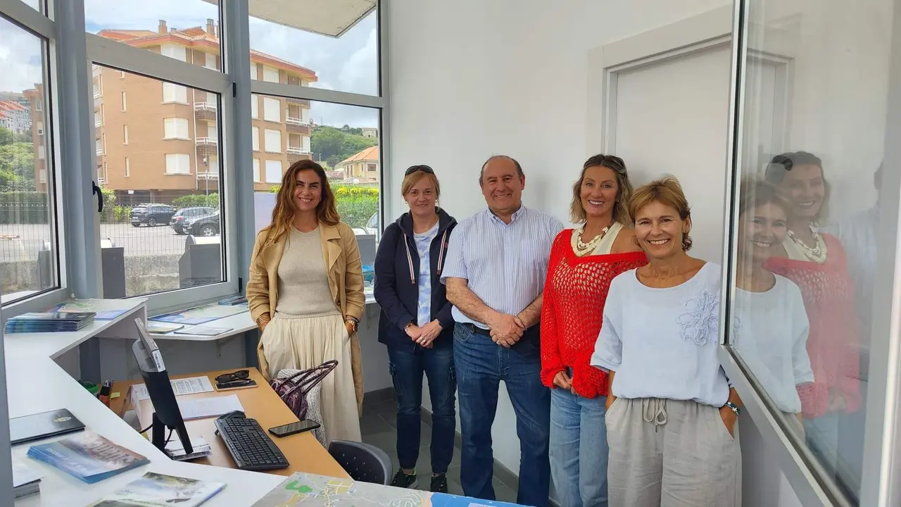 El concejal de Turismo, José Luis Plaza junto a las responsables de las oficinas de turismo de Suances este año