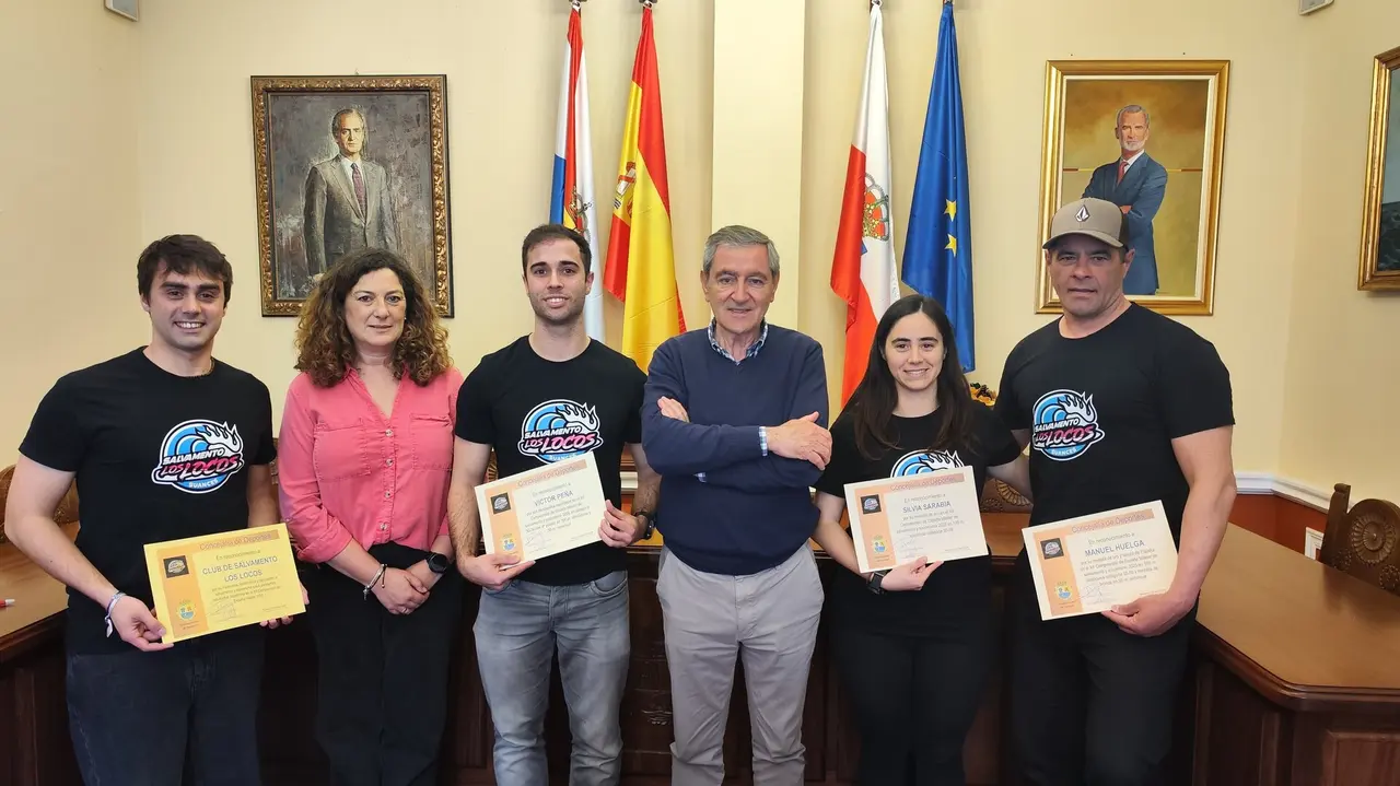 El alcalde y la concejala de Deportes junto al Club de Salvamento Los Locos en la recepción en el Ayuntamiento