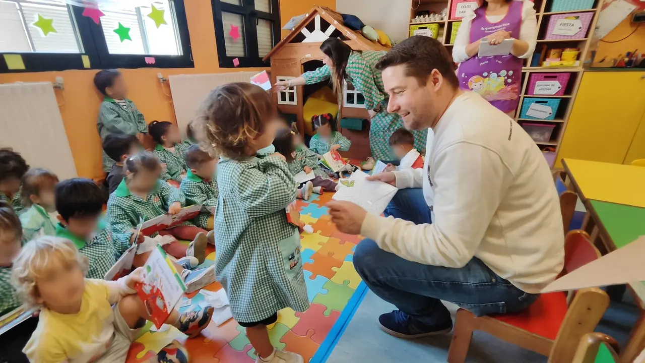 El edil de Cultura, Fran Gascón entrega los libros de la campaña Un libro te espera
