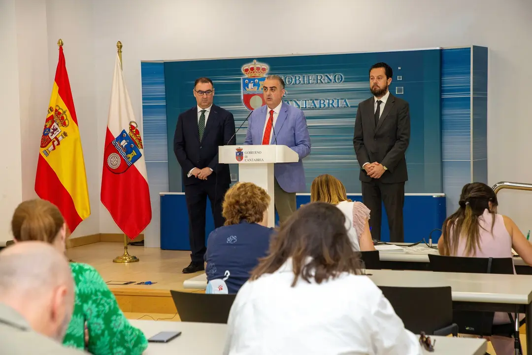 El consejero de Fomento, Vivienda, Ordenación del Territorio y Medio Ambiente, Roberto Media, presenta, en rueda de prensa, la Ley de Control Ambiental
Nacho Romero ©
30 abr 25