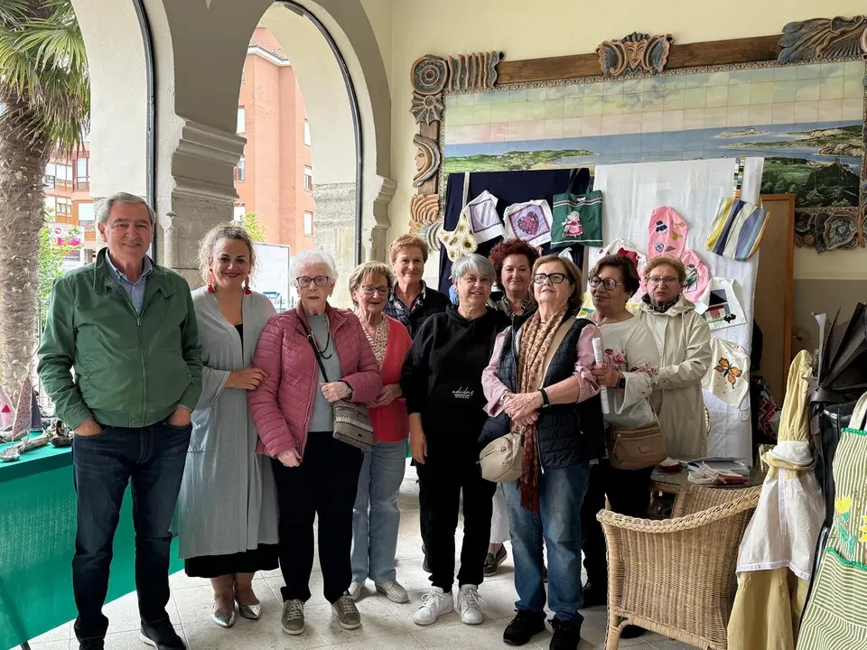 El alcalde, Andrés Ruiz y la concejala, Raquel Fernández acompañaron a las alumnas del Taller de Manualidades del Centro de Mayores en la inauguarción d ela muestra en el Ayuntamiento
