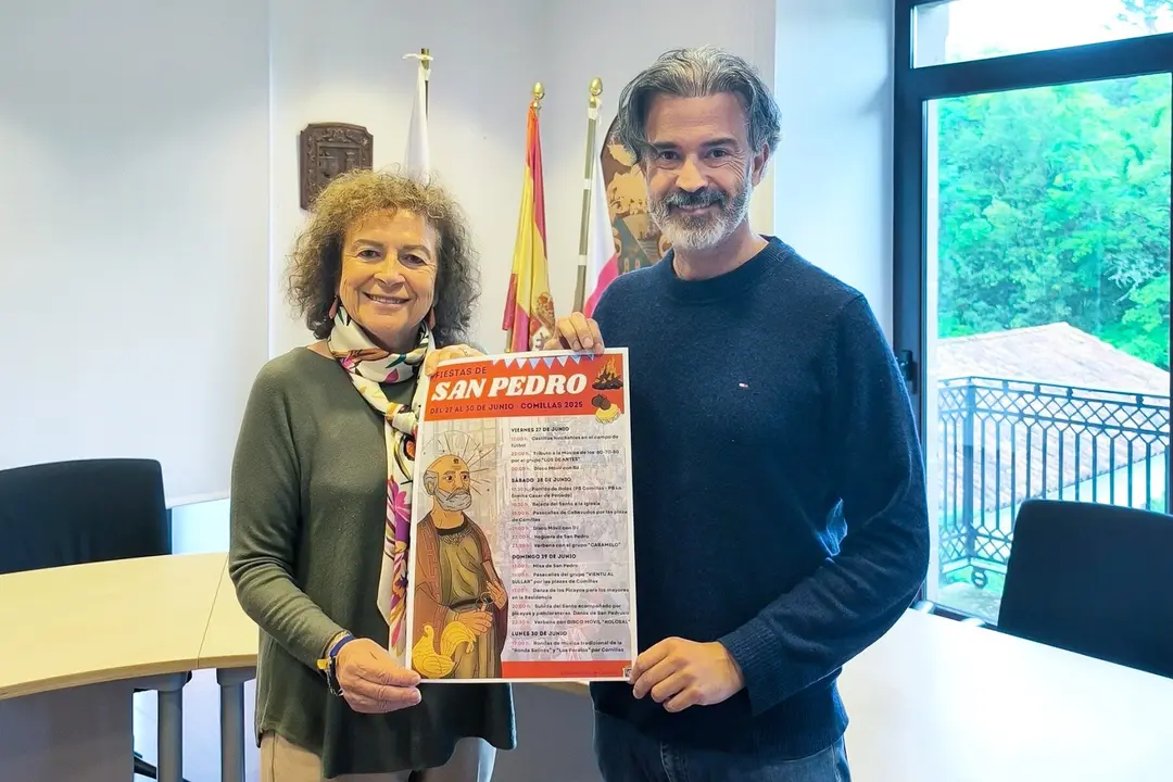 La alcaldesa, María Teresa Noceda Llano, junto al concejal de Festejos, Pedro Velarde, presentando el cartel de las fiestas en honor a San Pedro 2025