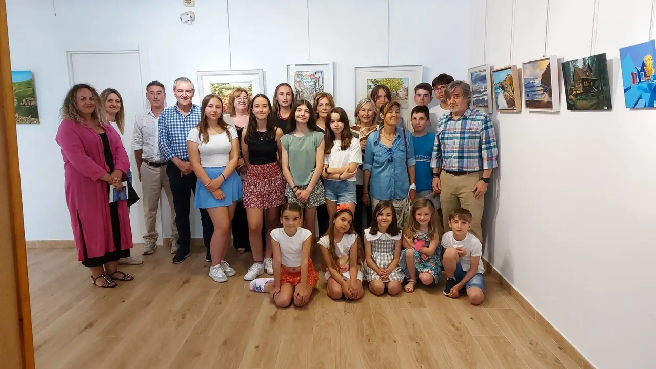 Alumnos y alumnas, profesor y autoridades en la inauguraci&oacute;n de la muestra de la Asociaci&oacute;n de Dibujo y Pintura de Suances