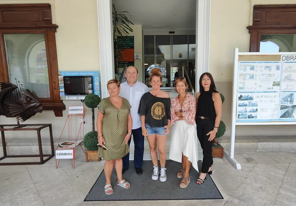 El concejal de Turismo, Jos&eacute; Luis Plaza junto a a las 4 auxiliares responsables este verano de las oficinas de turismo municipal
