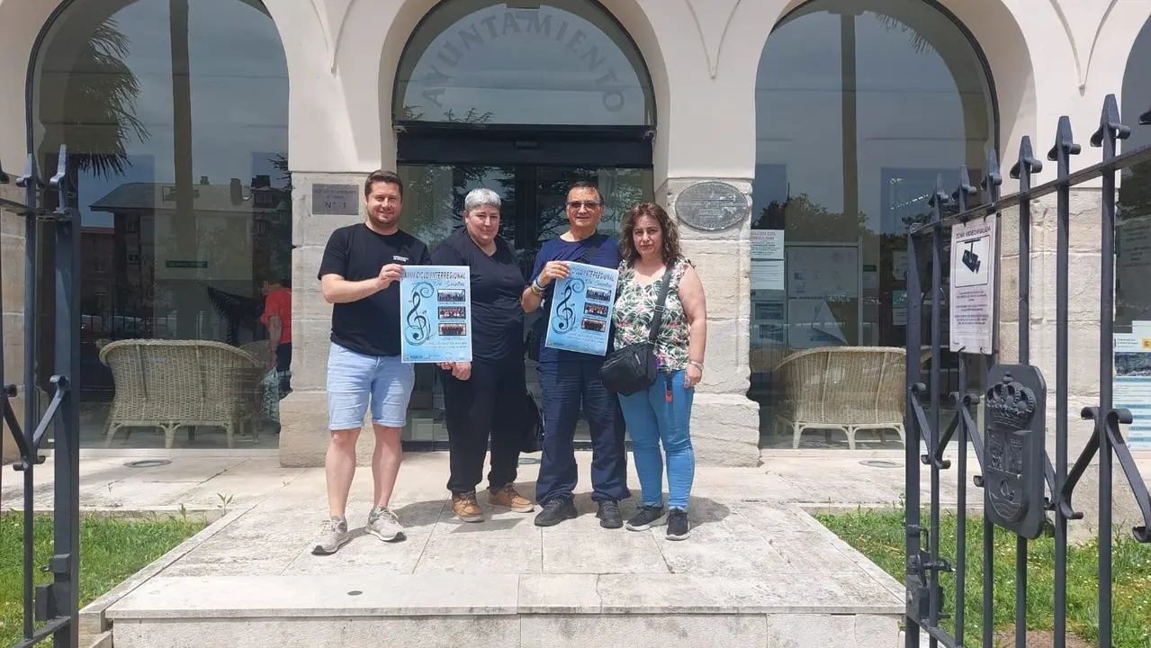 El concejal de Cultura de Suances, Fran Gasc&oacute;n junto a miembros de la Junta Directiva de la Coral Aires del Castro de Hinojedo