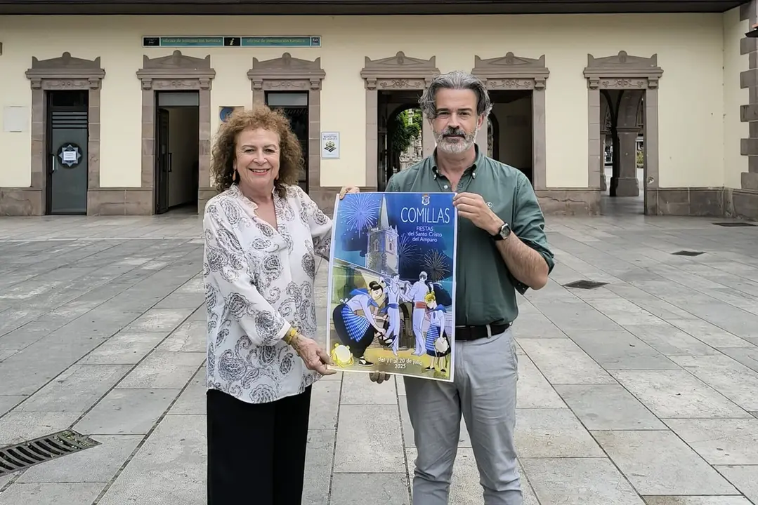 La alcaldesa, Mar&iacute;a Teresa Noceda Llano, junto al concejal de Festejos, Pedro Velarde, presentan el cartel de las fiestas del Cristo 2025