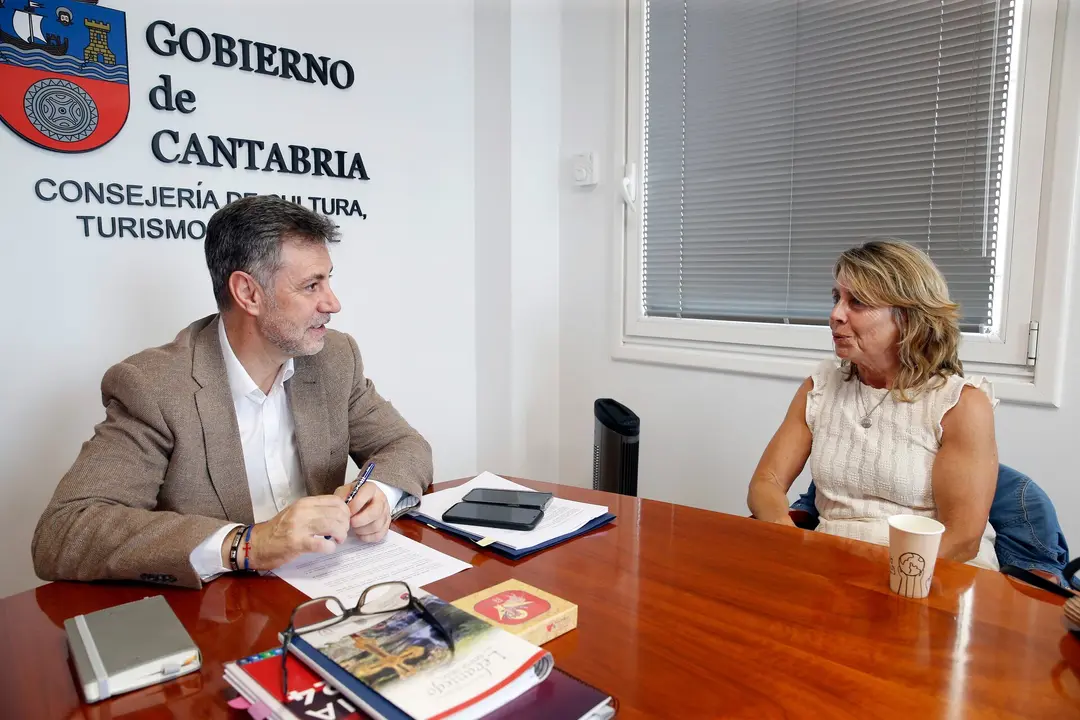 El consejero de Cultura, Turismo y Deporte, Luis Mart&iacute;nez Abad, recibe a la madre de Celia Barqu&iacute;n para presentar el torneo homenaje que se disputa el s&aacute;bado 20 de septiembre.
17 SEP 25