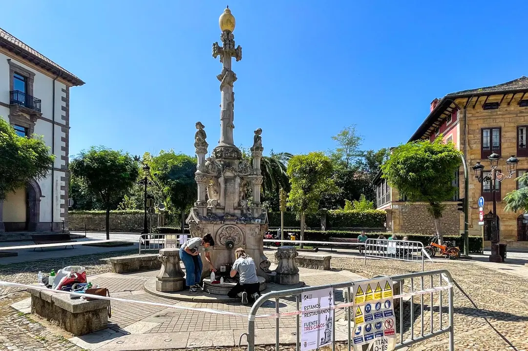 2025_09_20 restauraci&oacute;n de la fuente de los Tres Ca&ntilde;os en Comillas