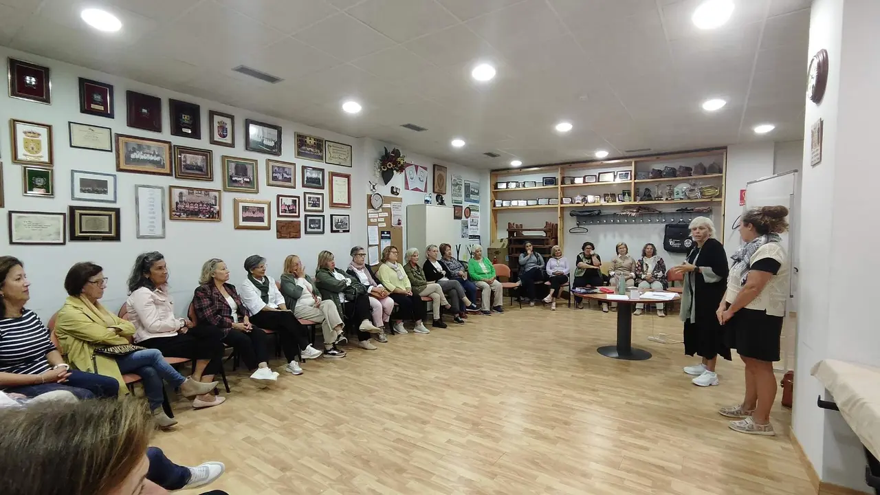 Imagen del inicio del taller con la presencia de las usuarias, Carolina Solano y la t&eacute;cnica de Igualdad, Roc&iacute;o Ter&aacute;n