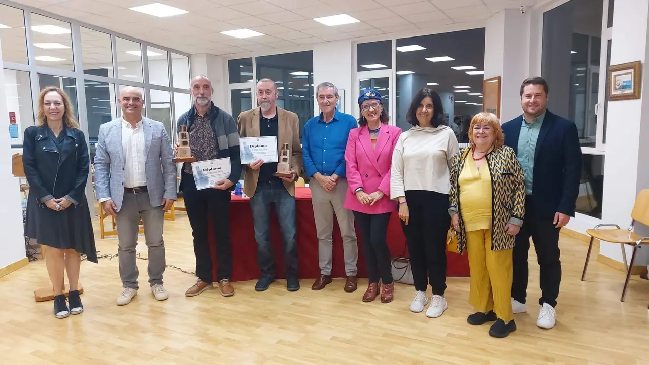 Autoridades, parte del jurado y premiados en la XXVII edici&oacute;n del Concurso de Relato Corto Elena Soriano