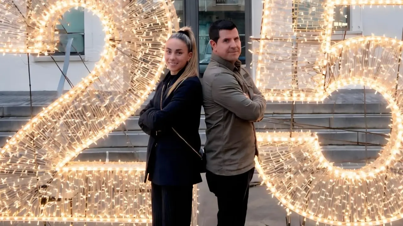 Atenea del Castillo junto a Adri&aacute;n Fernandez