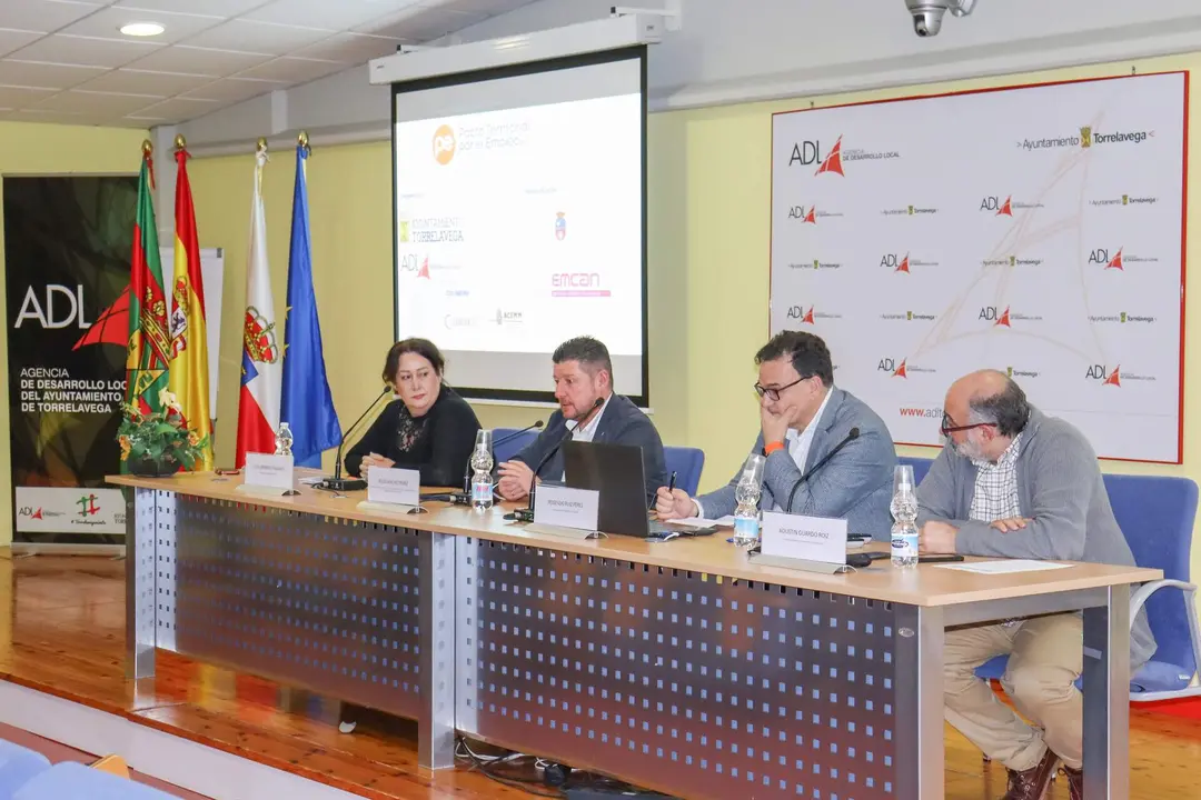 Industria_comercio_pacto_local_torrelavega

 

El Gobierno de Cantabria, a trav&eacute;s de la Consejer&iacute;a de Industria, Empleo, Innovaci&oacute;n y Comercio y el Servicio C&aacute;ntabro de Empleo (EMCAN), apuesta por potenciar un pacto local a escala comarcal para la generaci&oacute;n de una red comercia en Torrelavega y en la comarca del Besaya que promueva la recuperaci&oacute;n de oficios en riesgo de extinci&oacute;n mediante el impulso del relevo generacional, el emprendimiento, la innovaci&oacute;n y la digitalizaci&oacute;n.