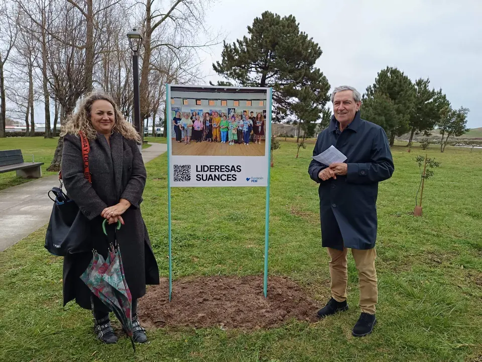 El alcalde de Suances, Andr&eacute;s Ruiz y la concejala de Mujer, Raquel Fern&aacute;ndez en la inauguraci&oacute;n de la muestra al aire libre y permanente Lideresas