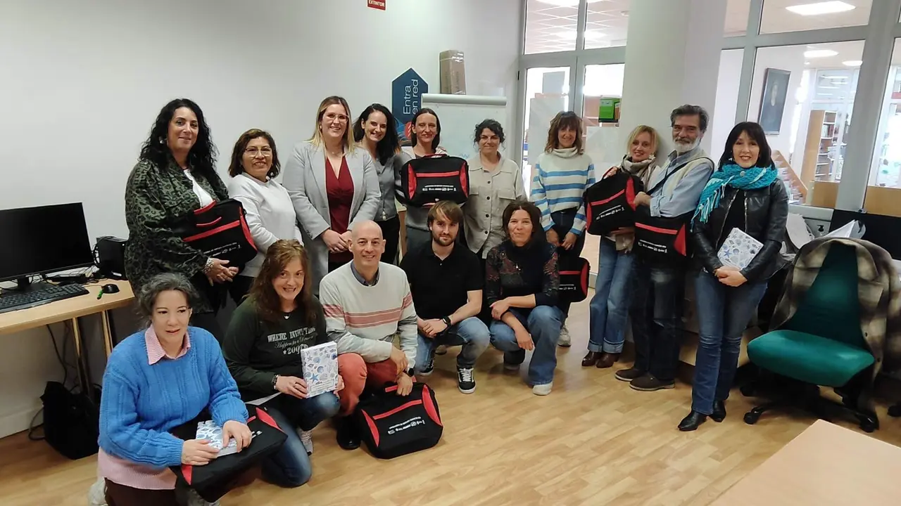 La concejala de Empleo de Suances, Paula Hoyos, junto a los  t&eacute;cnicos y los participantes en esta edici&oacute;n de la Lanzadera de Empleo de Suances