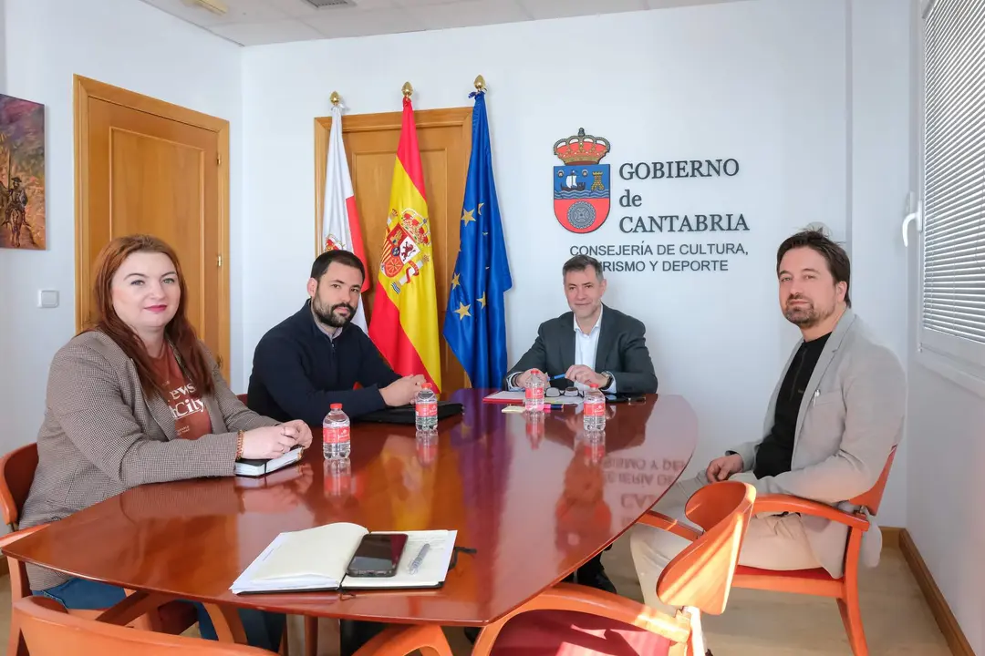 10:00 horas. Despacho del consejero. El consejero de Cultura, Turismo y Deporte, Luis Mart&iacute;nez Abad, recibe al nuevo presidente del Gremio de Editores. 24 de marzo de 2026 &copy; Ra&uacute;l Lucio