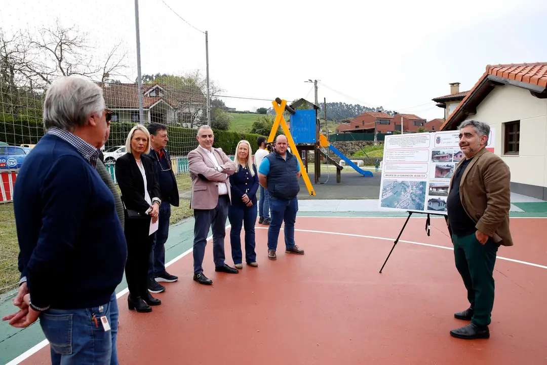 El consejero de Fomento, Vivienda, Ordenaci&oacute;n del Territorio y Medio Ambiente, Roberto Media, inaugura diversas obras realizadas por su departamento en la zona de Santillana. 
7 abr 26