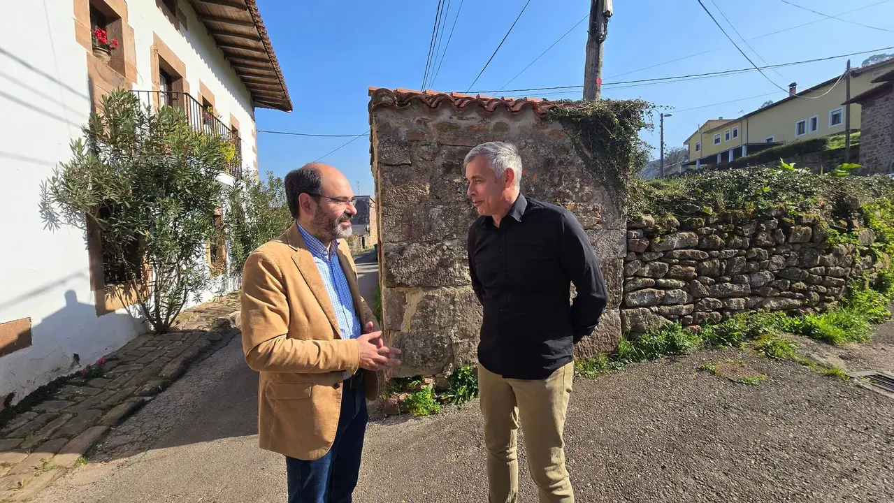Urraca y el presidente de la Junta Vecinal Eduardo Trueba junto a la plaza de las Animas.jpg