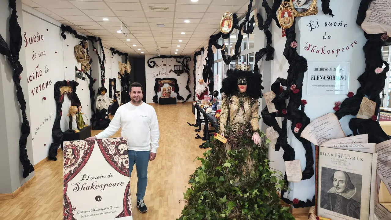 El edil de Cultura, Fran Gasc&oacute;n, en la exposici&oacute;n sobre Shakespeare en la Biblioteca Municipal