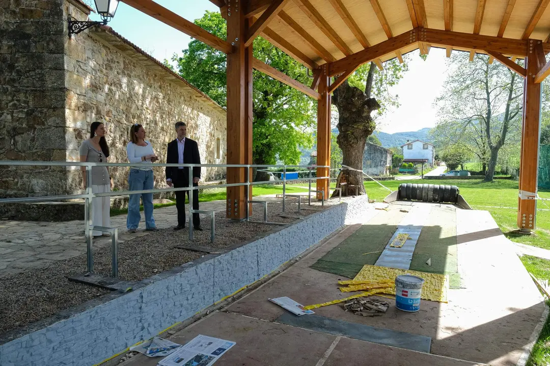 11:30 horas. Ayuntamiento de Ampuero. El consejero de Cultura, Turismo y Deporte, Luis Mart&iacute;nez Abad, visita las obras de mejora en el casco urbano. 8 de abril de 2026 &copy; Ra&uacute;l Lucio