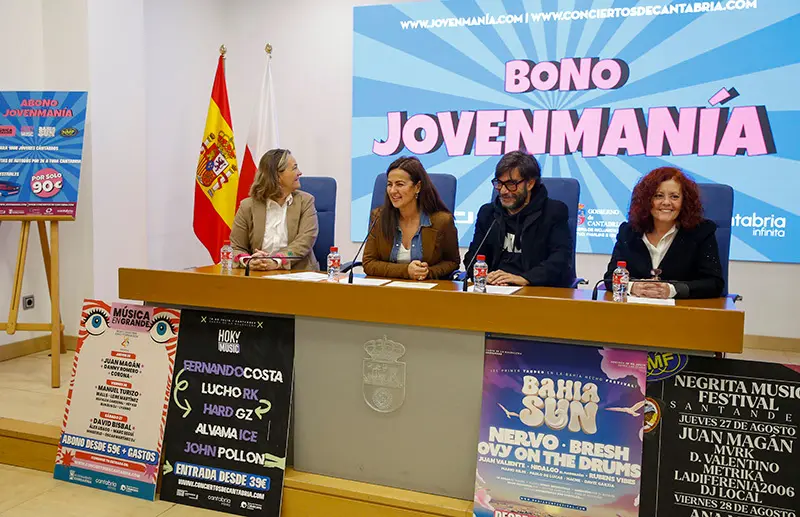La consejera de Inclusi&oacute;n Social, Juventud, Familias e Igualdad, Bego&ntilde;a G&oacute;mez del R&iacute;o, presenta en rueda de prensa, la campa&ntilde;a &lsquo;Bono Jovenmania&rsquo;.