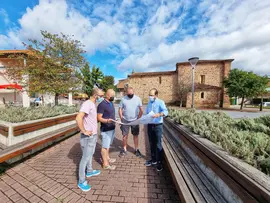 Urraca junto a representantes de la Asociaci&oacute;n de Vecinos de Tanos en la plaza de la Ermita