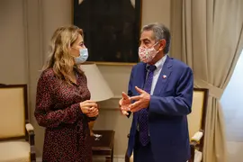 MADRID, 01/10/2021.- La ministra de Transportes, Movilidad y Agenda Urbana, Raquel S&middot;nchez (i), recibe al presidente de Cantabria, Miguel &iexcl;ngel Revilla (d), para hablar sobre asuntos que afectan a la comunidades como las conexiones ferroviarias o la situaci&Ucirc;n de las autov&Igrave;as de la comunidad, este viernes en la sede del Ministerio. EFE/ Juan Carlos Hidalgo